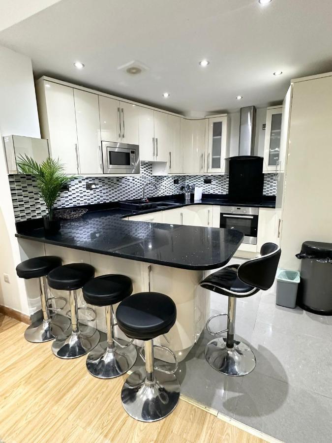 London Charm - Comfortable Room In Spacious House Exteriör bild