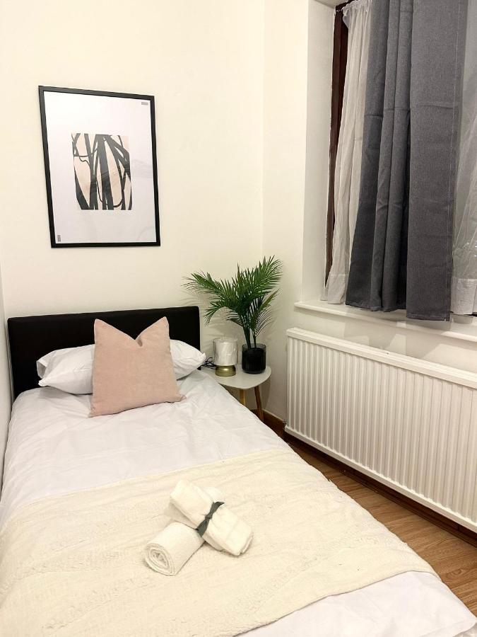 London Charm - Comfortable Room In Spacious House Exteriör bild