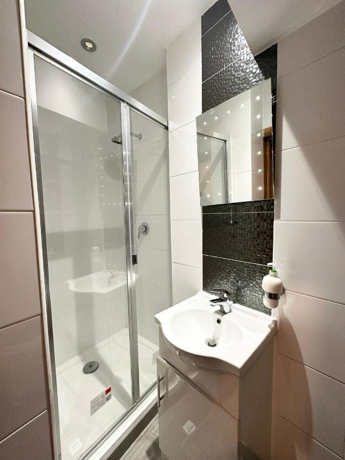 London Charm - Comfortable Room In Spacious House Exteriör bild